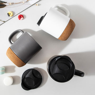 450ml Korken-Basis-Steinware Matte Keramik-Kaffeebecher mit PP-Deckel perfekt zum Festgeschenk