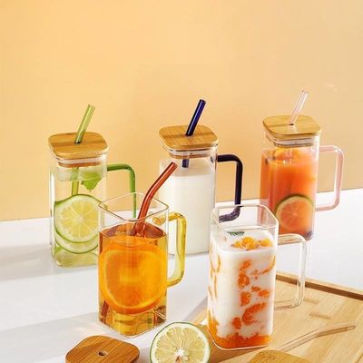 Benutzerdefiniertes Logo Akzeptable Quadratfarbe Greifer Glasbecher mit Bambusdeckel Strohhalme