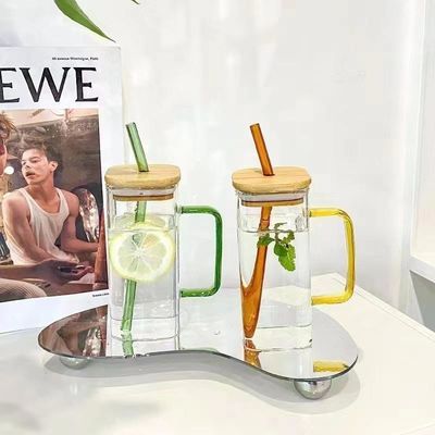Benutzerdefiniertes Logo Akzeptable Quadratfarbe Greifer Glasbecher mit Bambusdeckel Strohhalme