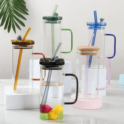 Benutzerdefiniertes Logo Akzeptable Quadratfarbe Greifer Glasbecher mit Bambusdeckel Strohhalme