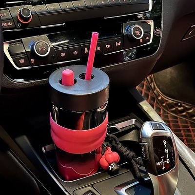 Alle Leute halten Sie Ihren Kaffee heiß und Ihre Hände frei mit diesem Tumbler