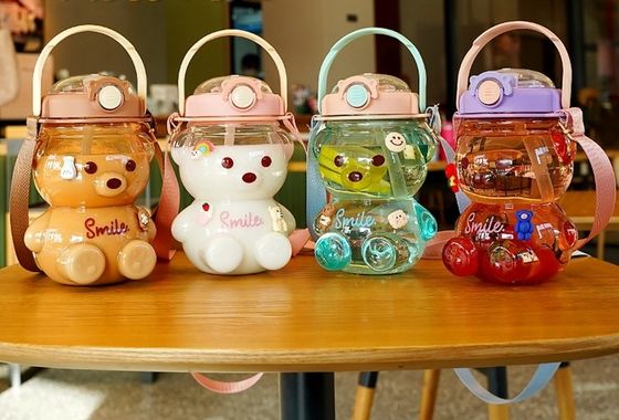 angepasste Farbe 1L Wasserflasche mit großer Kapazität Transparente Bärentränkkopf mit Stroh