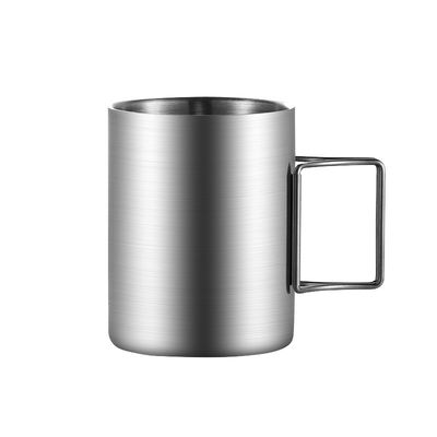 Einfache tragbare Edelstahlwasserbecher mit breitem Mund und minimalistischem Design