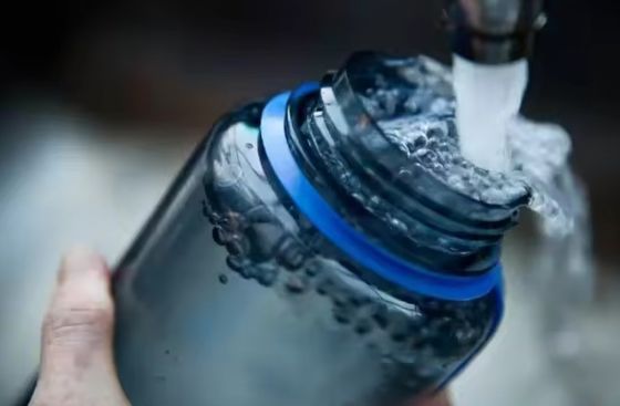 Unisex 1000 ml Wasserbecher mit großer Kapazität Wasserdichte Becher mit PS Kunststoff