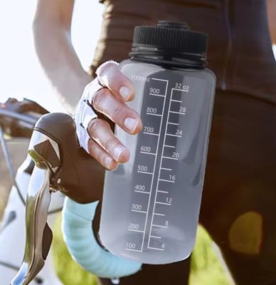 Unisex 1000 ml Wasserbecher mit großer Kapazität Wasserdichte Becher mit PS Kunststoff