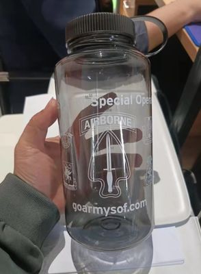 Unisex 1000 ml Wasserbecher mit großer Kapazität Wasserdichte Becher mit PS Kunststoff