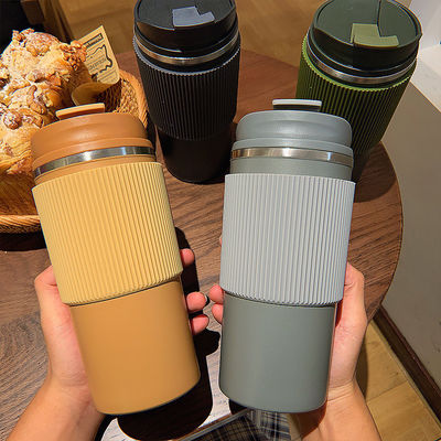 Doppelwandige Kaffeetasse aus Edelstahl mit lecksicherem Deckel
