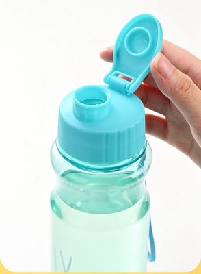 Kunststoffbecher für das Trinken im Freien unterwegs und zur Hydratation