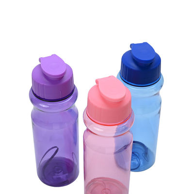 Kunststoffbecher für das Trinken im Freien unterwegs und zur Hydratation