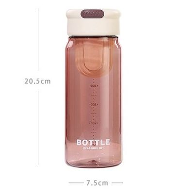 Studentische Sommermode 650ml Plastikflasche mit Sieb und tragbarem Design