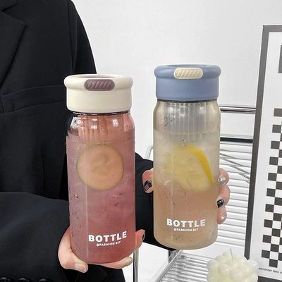 Studentische Sommermode 650ml Plastikflasche mit Sieb und tragbarem Design