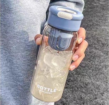 Studentische Sommermode 650ml Plastikflasche mit Sieb und tragbarem Design