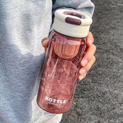 Studentische Sommermode 650ml Plastikflasche mit Sieb und tragbarem Design