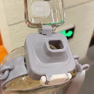 2024 beliebte Plastik-Wasserbecher Quadrat transparente Wasserflaschen mit Gurt für Fitnessstudio Sport