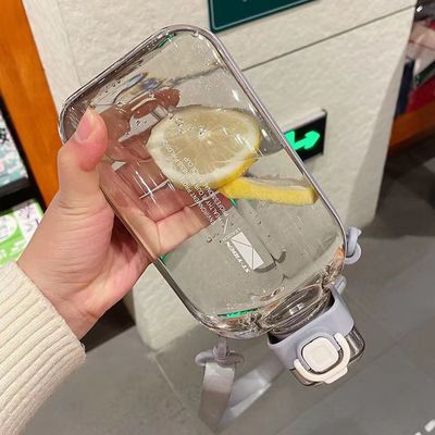 2024 beliebte Plastik-Wasserbecher Quadrat transparente Wasserflaschen mit Gurt für Fitnessstudio Sport