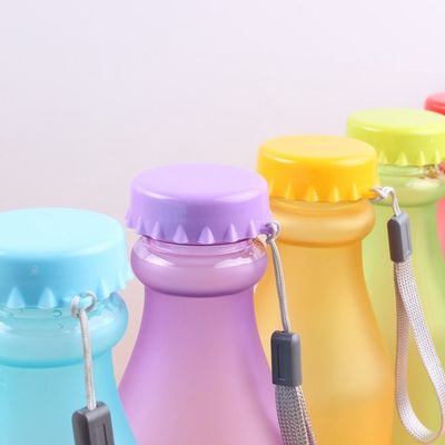 OEM akzeptable tragbare Plastik-Frost-versiegelte Wasserflasche mit Seil