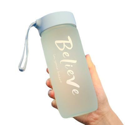 Custom Gym Sports Lecksicherer Wasserkocher Tragbare Wasserflasche mit klarem Becher und Seil