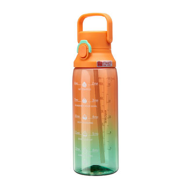 Durchsichtiger Schrägfarbkessel 750 ml Kapazität Schnappkappe Sportflasche mit Griff