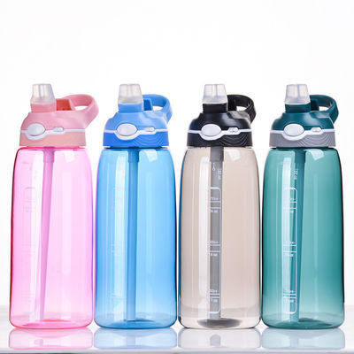 Halten Sie sich mit dieser 1 Liter BPA-freien Wasserflasche aus Tritan-Kunststoff und Stroh gehalten hydratisiert