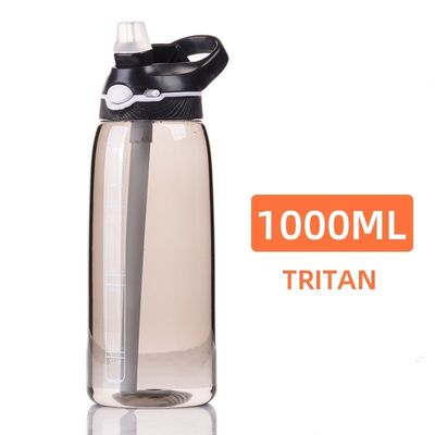 Halten Sie sich mit dieser 1 Liter BPA-freien Wasserflasche aus Tritan-Kunststoff und Stroh gehalten hydratisiert