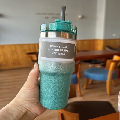 Maßgeschneiderte Farbe 20 oz / 30 oz Edelstahl Isolierwasserbecher mit Stroh für Fitness