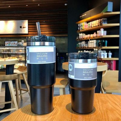 Tragbare Thermosflaschen mit Strohhalmen Custom 20 oz / 30 oz Edelstahl isolierte Wasserbecher