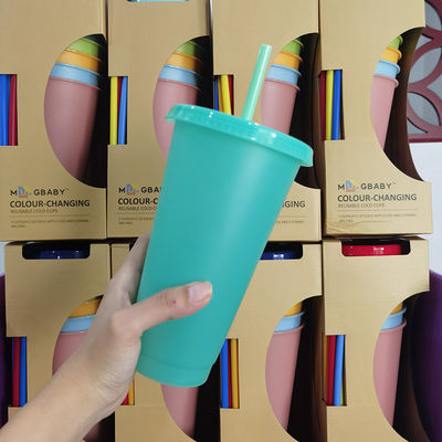 Minimalistischer Design-Stil 24oz BPA-freie Kunststoff-Farbwechsel-Tasse mit Deckel und Stroh