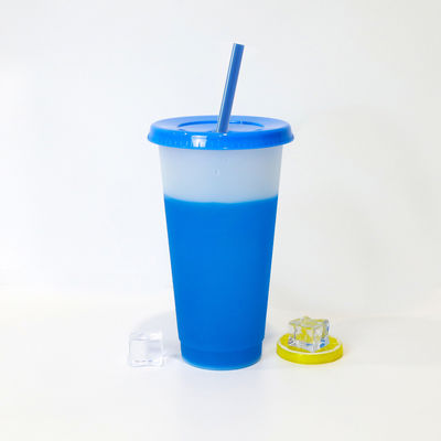 Minimalistischer Design-Stil 24oz BPA-freie Kunststoff-Farbwechsel-Tasse mit Deckel und Stroh