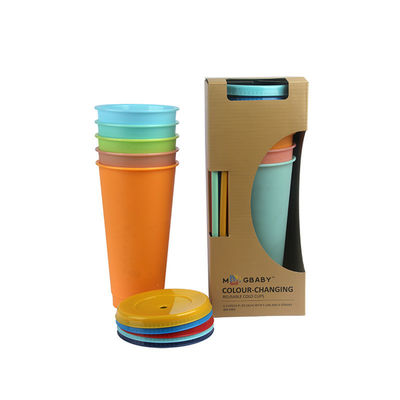 Custom Print BPA-freie Kaltwasser-Farbwechsel-Tumbler mit Deckel und Stroh gefüllt