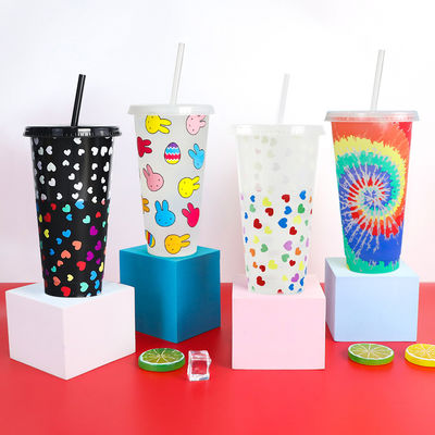 Custom Print BPA-freie Kaltwasser-Farbwechsel-Tumbler mit Deckel und Stroh gefüllt