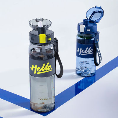 Zusammengefügte Wasserflaschen aus Kunststoff mit Stroh