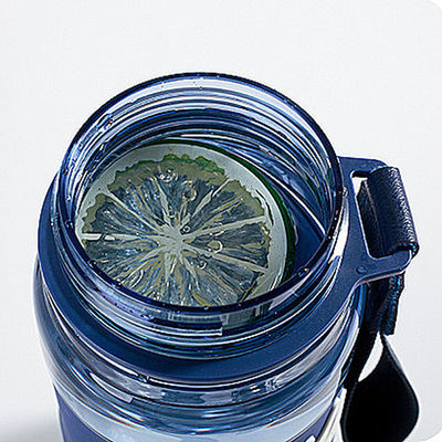 Direktes Trinken Flip Strohwasserflasche mit 680 ml und 860 ml Kapazität Tritan Kunststoff