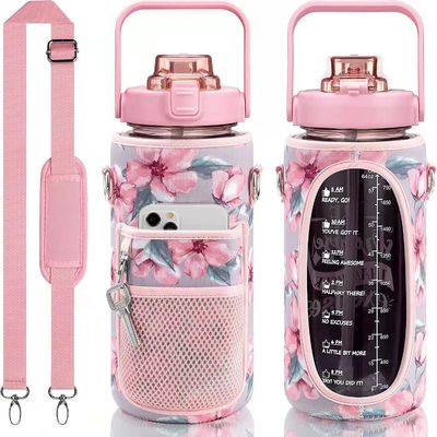 Amerikanischer Stil 64oz Flasche mit Wasser, große Kapazität, 2000 ml, mit Ärmel und Gurt.