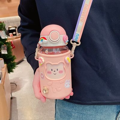 Portable 620ml 3D Aufkleber Plastik Wasserflasche niedliche Bärflasche für Kinder und Studenten