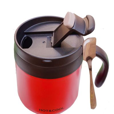 Eine exquisite, durchsickernde, isolierte Kaffeetasse aus Edelstahl, perfekt fürs Campen.