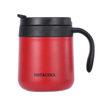Eine exquisite, durchsickernde, isolierte Kaffeetasse aus Edelstahl, perfekt fürs Campen.