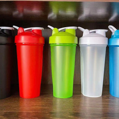700 ml Schwarze Getränke Plastikflaschen Fitness Bpa kostenlos kundenspezifisch Slim Plain Gym Protein Shaker Flasche Fitnessbecher mit Logo
