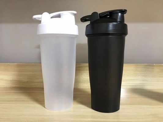700 ml Schwarze Getränke Plastikflaschen Fitness Bpa kostenlos kundenspezifisch Slim Plain Gym Protein Shaker Flasche Fitnessbecher mit Logo