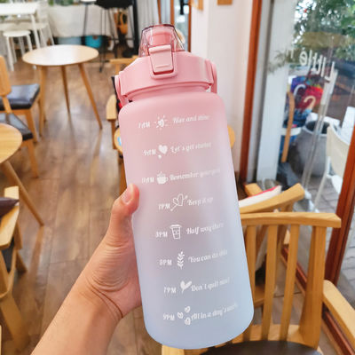 Progressive Farbe Großkapazität 2000 ml Wasserflasche mit Deckel für Outdoor-Sportarten