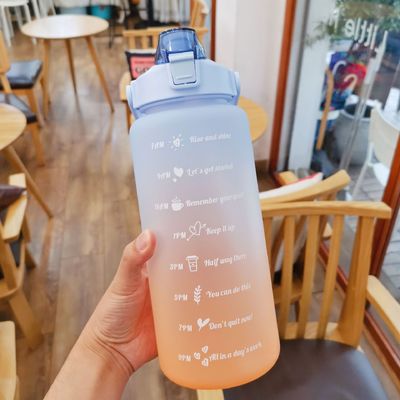 Progressive Farbe Großkapazität 2000 ml Wasserflasche mit Deckel für Outdoor-Sportarten