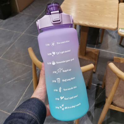 Progressive Farbe Großkapazität 2000 ml Wasserflasche mit Deckel für Outdoor-Sportarten