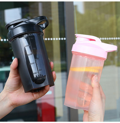 Vorrätiges Proteinpulver Portable Shake Cup mit direkter Trinkmethode und Metallkugel