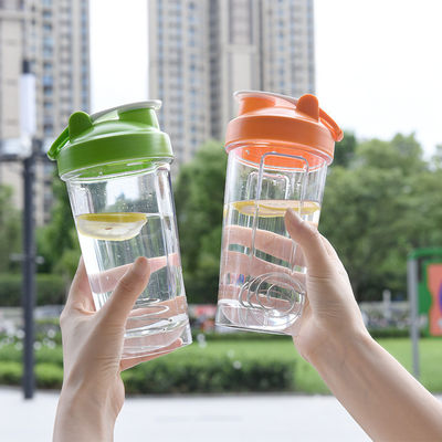 Vorrätiges Proteinpulver Portable Shake Cup mit direkter Trinkmethode und Metallkugel