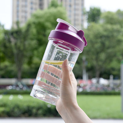 Vorrätiges Proteinpulver Portable Shake Cup mit direkter Trinkmethode und Metallkugel