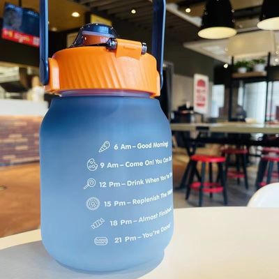 Outdoor-Sport/Camping-Plastikbecher mit Stroh und großer Kapazität