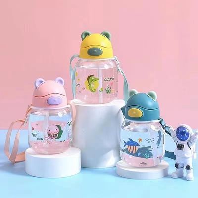Leichtgewichtige und langlebige Kinderflasche mit Strohwasser gegen Sturz mit süßem Bärendesign