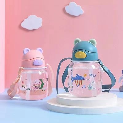 Leichtgewichtige und langlebige Kinderflasche mit Strohwasser gegen Sturz mit süßem Bärendesign