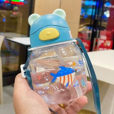 Leichtgewichtige und langlebige Kinderflasche mit Strohwasser gegen Sturz mit süßem Bärendesign