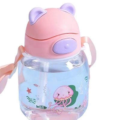 Leichtgewichtige und langlebige Kinderflasche mit Strohwasser gegen Sturz mit süßem Bärendesign