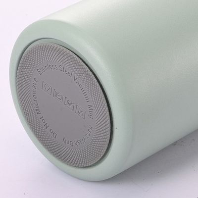 Zeitgenössischer Design 500 ml/600 ml Edelstahl-Wasserflasche mit Seilgriff